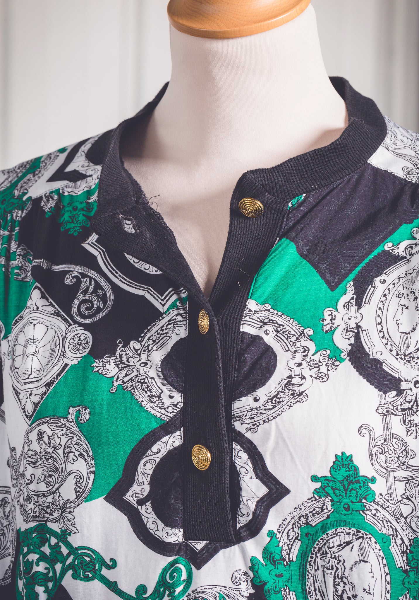 Blouse à motifs antiques blancs, verts et noirs