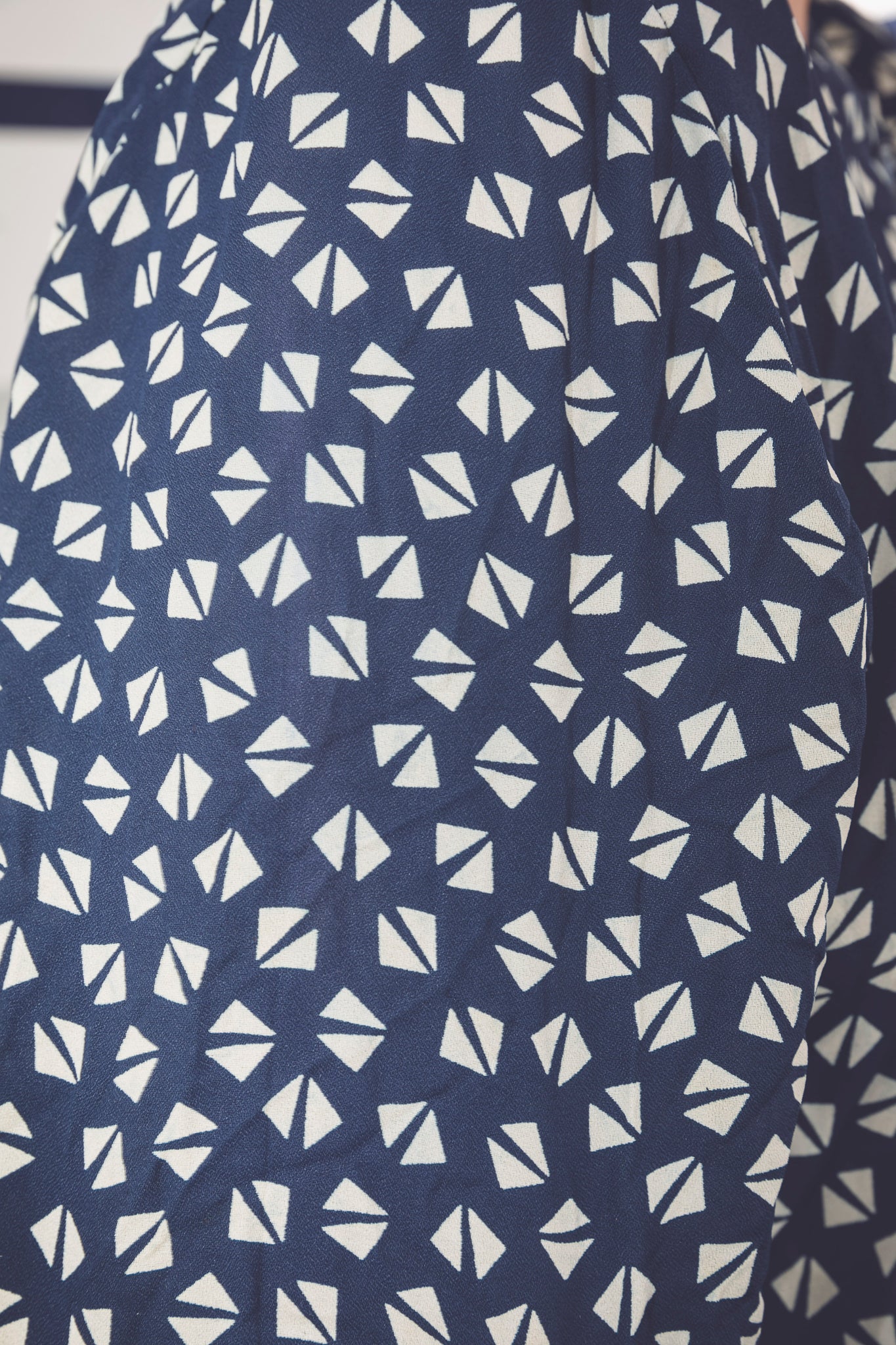 Chemisier bleu motifs triangles écru - made in France