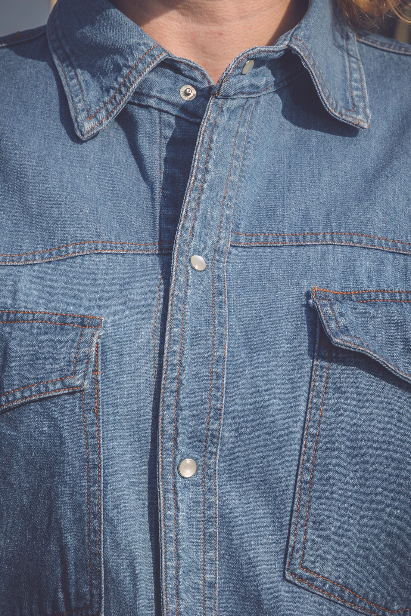 Chemise d'homme en denim et boutons nacrés