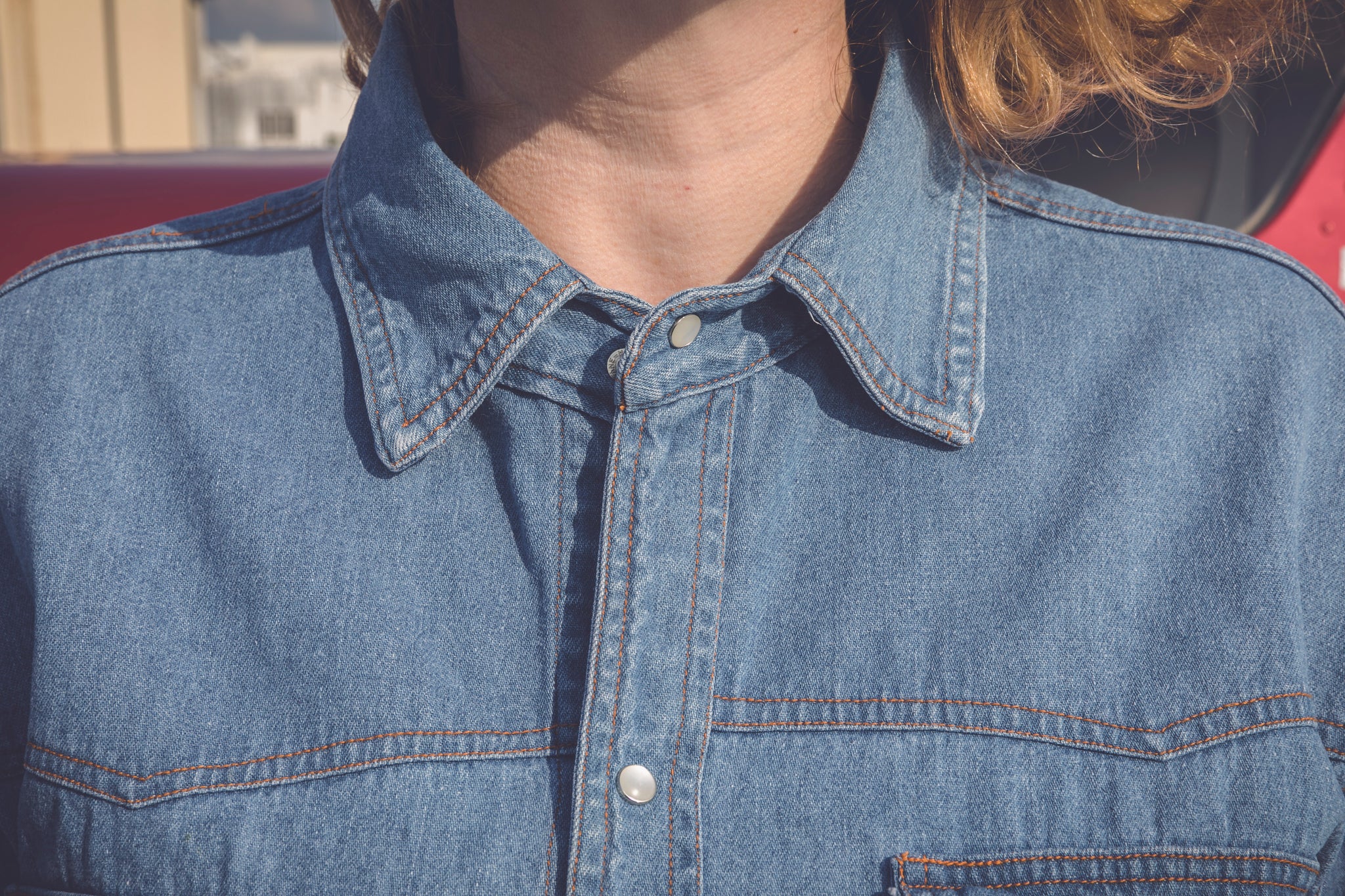 Chemise d'homme en denim et boutons nacrés