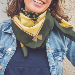 Foulard carré vintage vert et jaune décor faisans