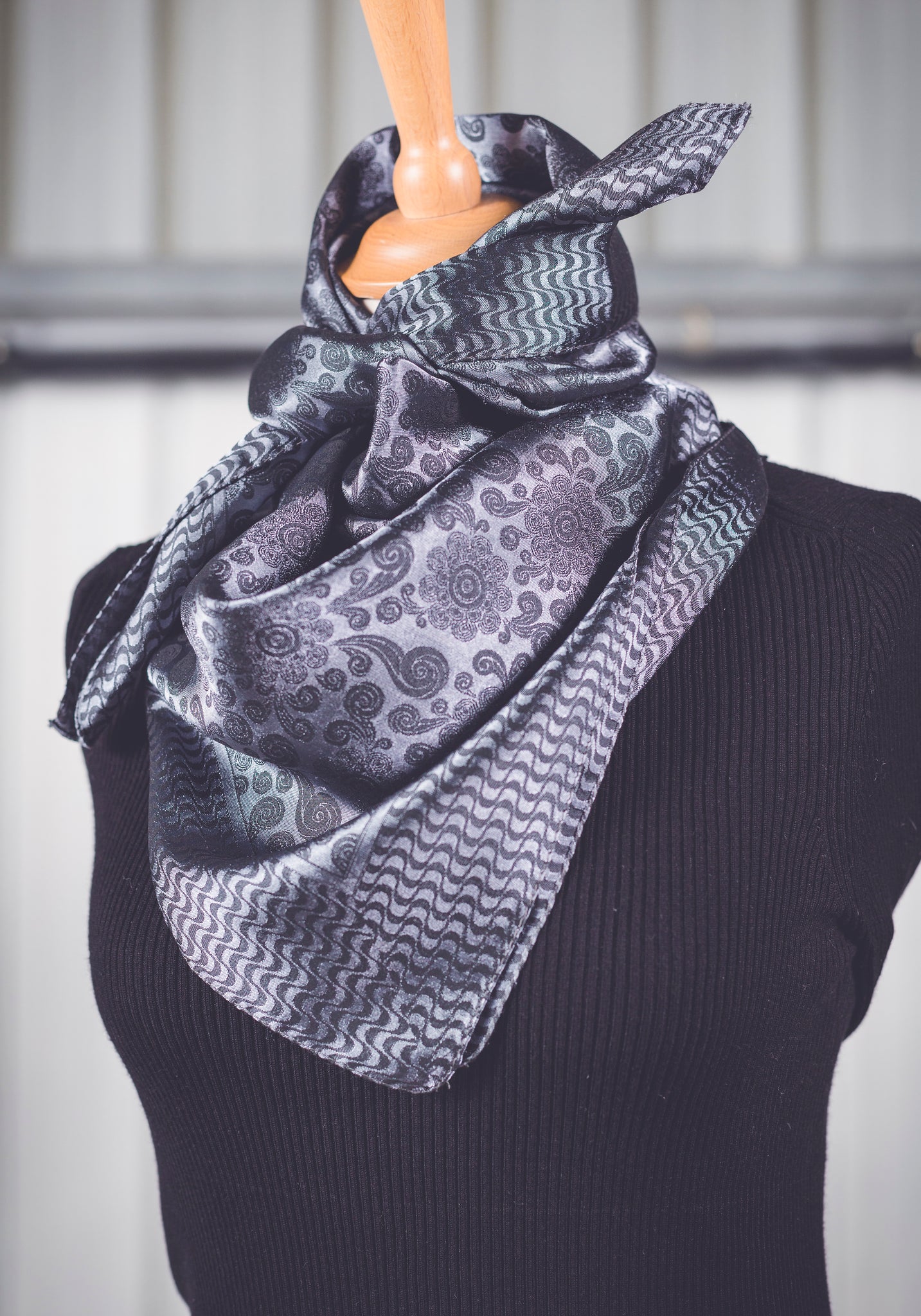 Foulard gris moiré à motifs fleuris