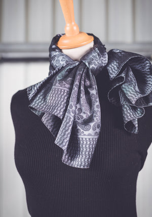 Foulard gris moiré à motifs fleuris