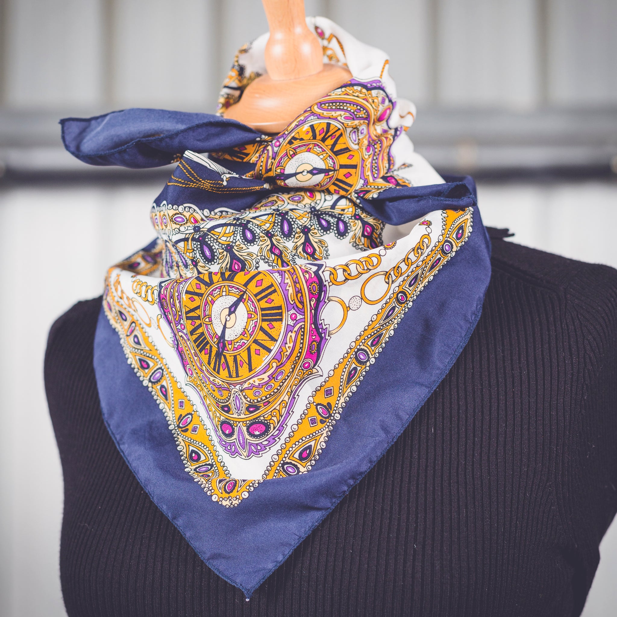 Foulard carré vintage bleu marine et blanc décor pendules