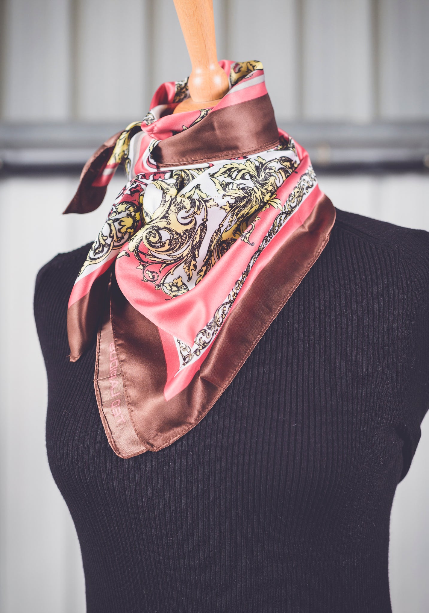 Foulard carré Ted Lapidus marron et rose motifs baroques