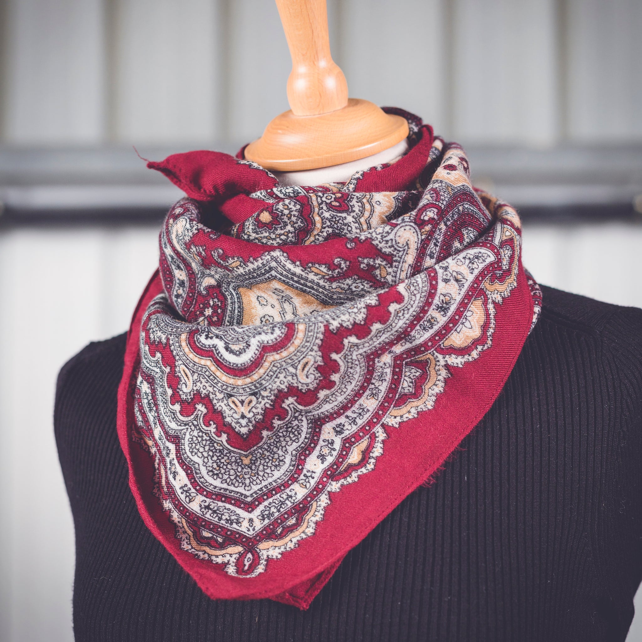 Foulard carré vintage bordeaux motifs arabesques blancs et noirs