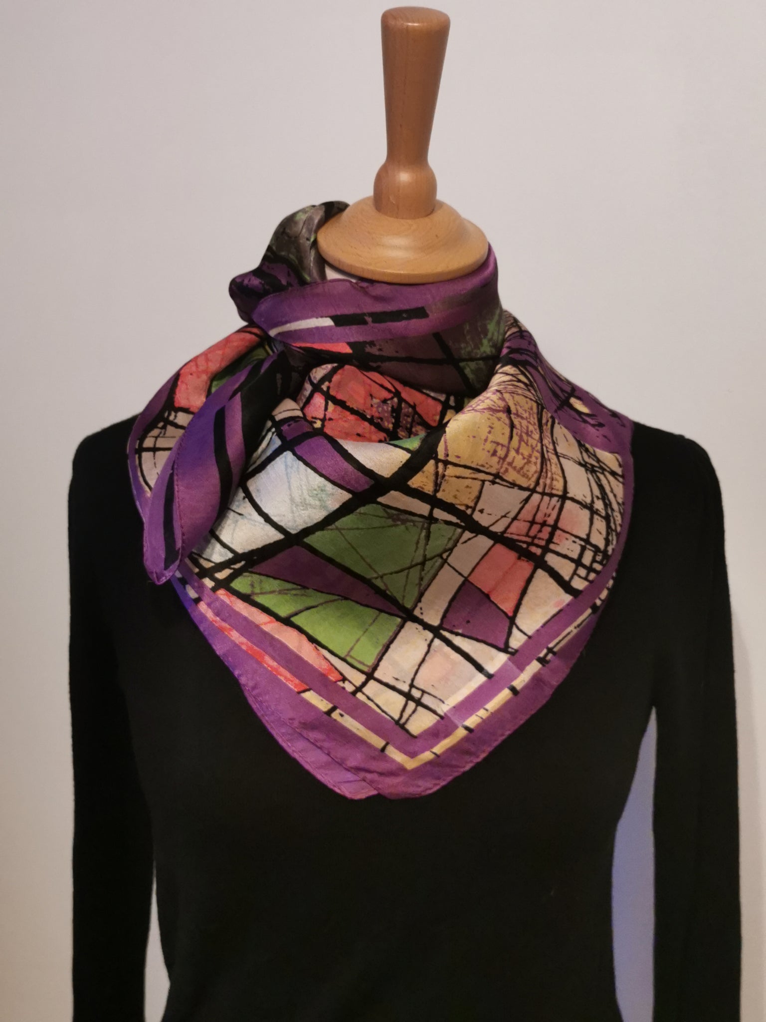 Foulard vintage en soie violet à motifs géométriques multicolores