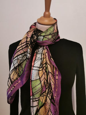 Foulard en soie violet à motifs géométriques multicolores