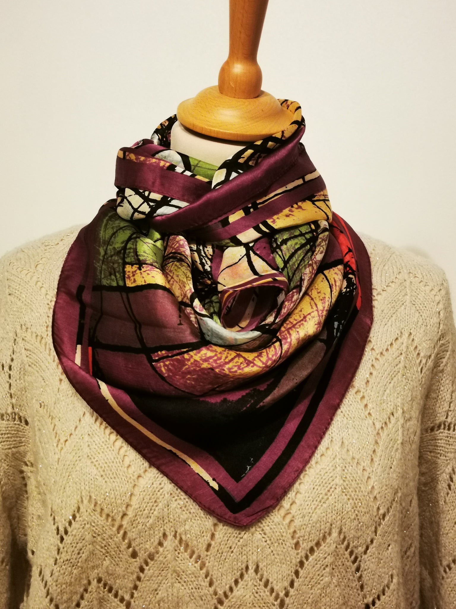 Foulard en soie violet à motifs géométriques multicolores