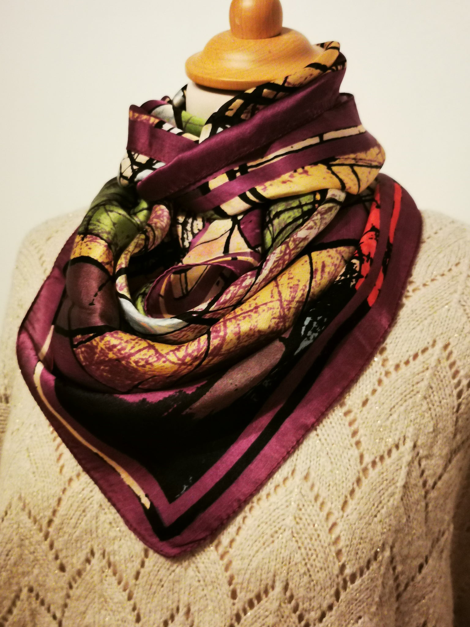 Foulard en soie violet à motifs géométriques multicolores