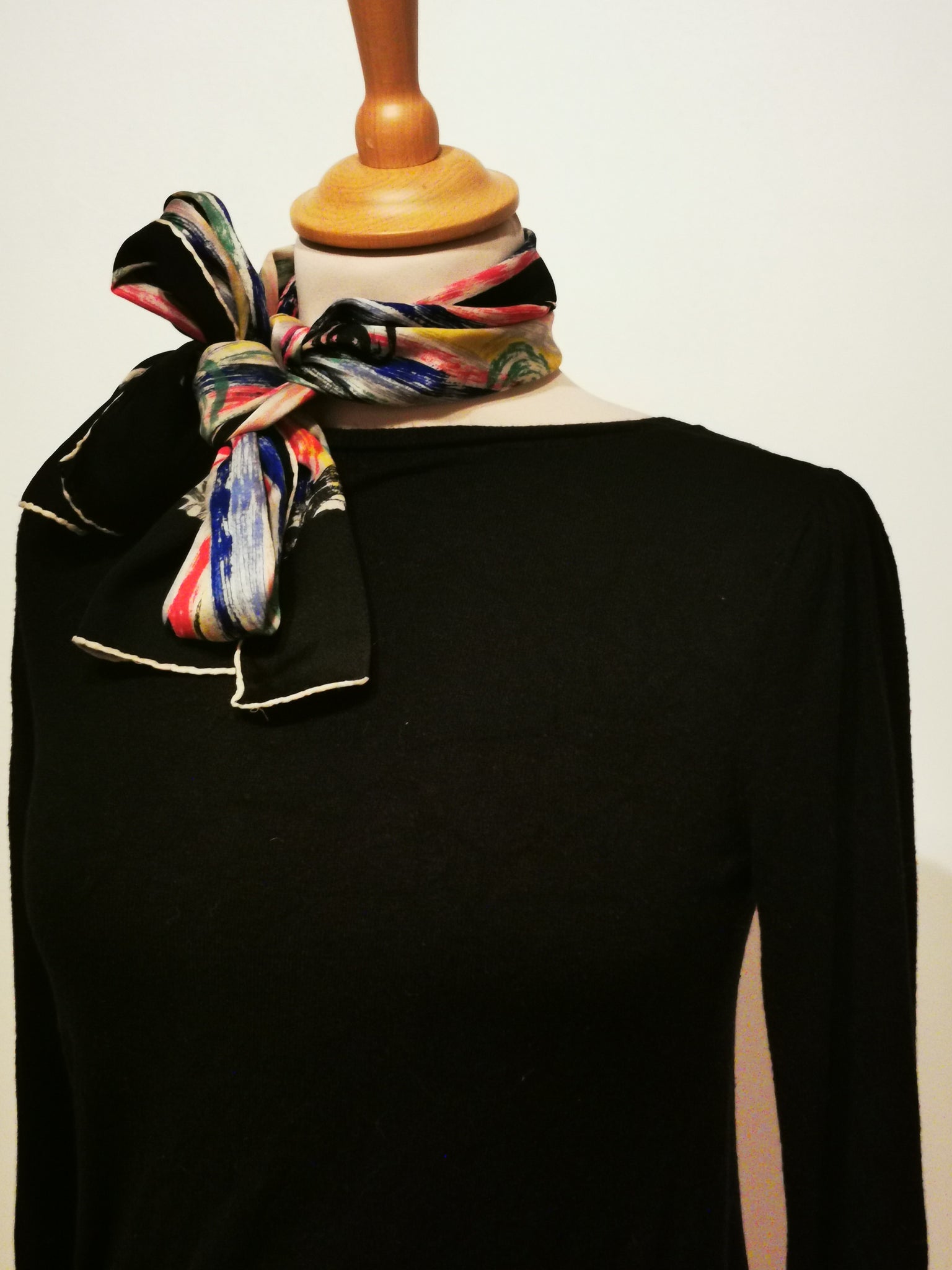 Foulard écharpe noir & coups de pinceaux multicolores