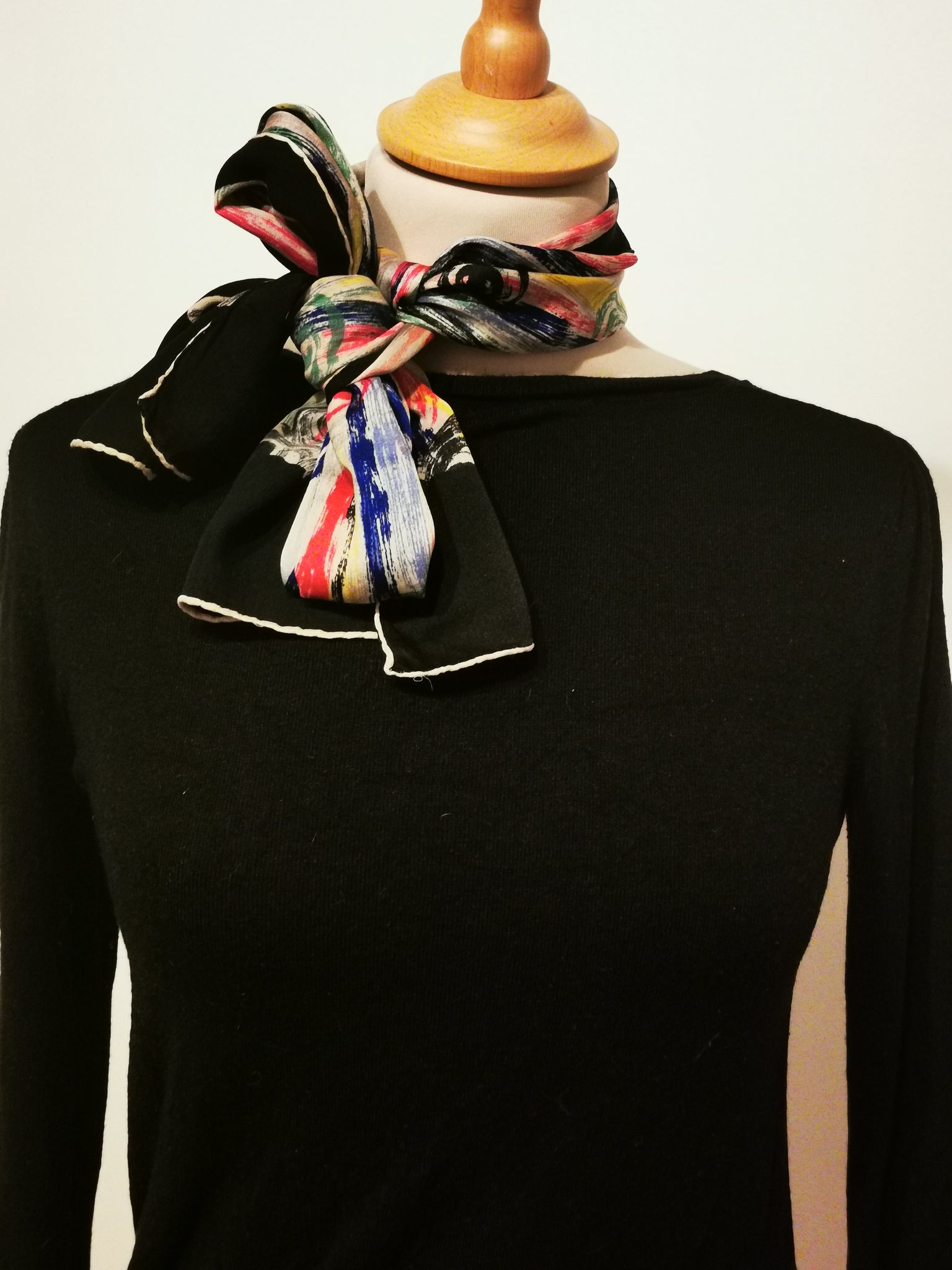 Foulard écharpe noir & coups de pinceaux multicolores