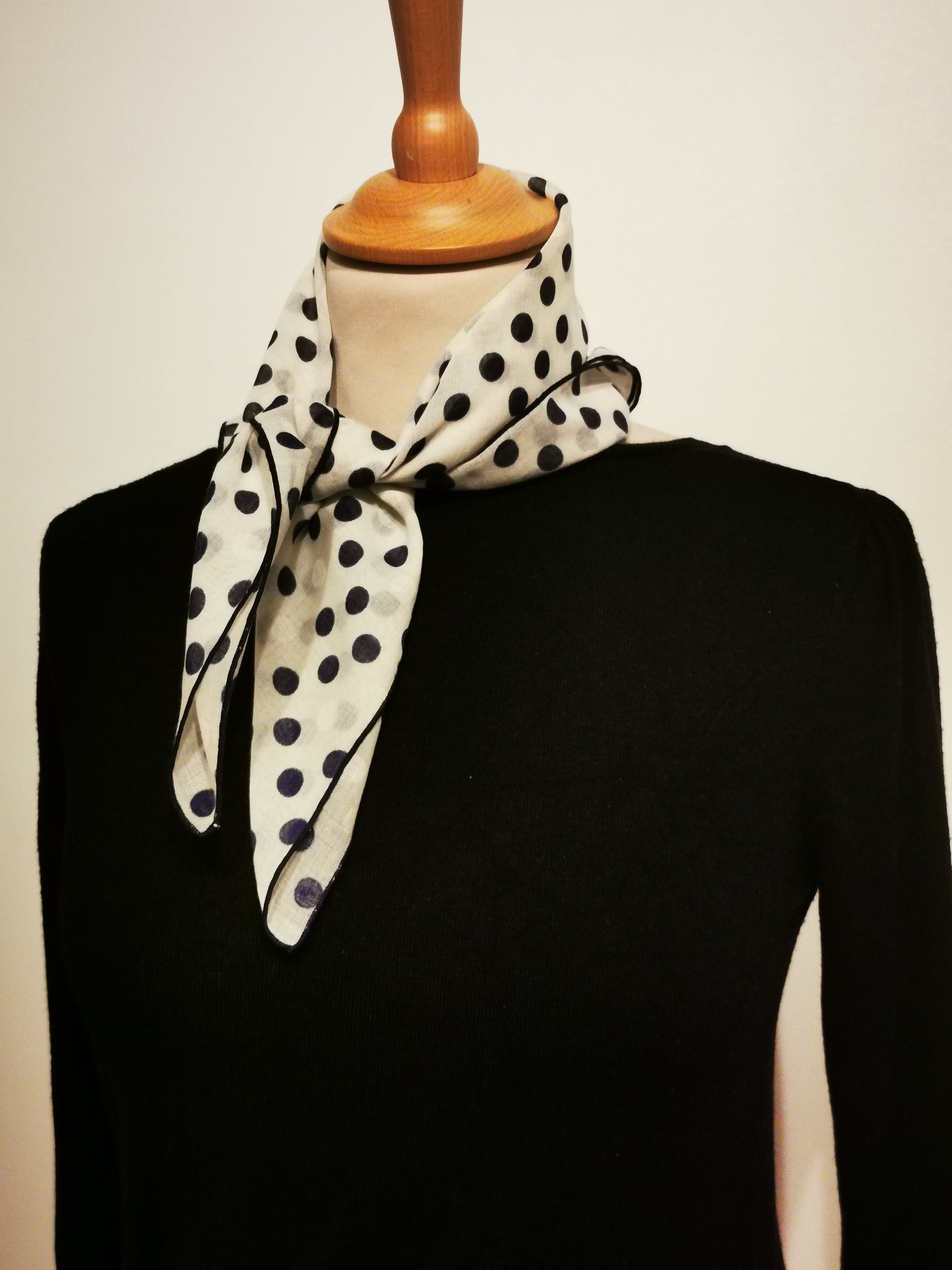 Petit foulard vintage carré blanc à pois bleu marine