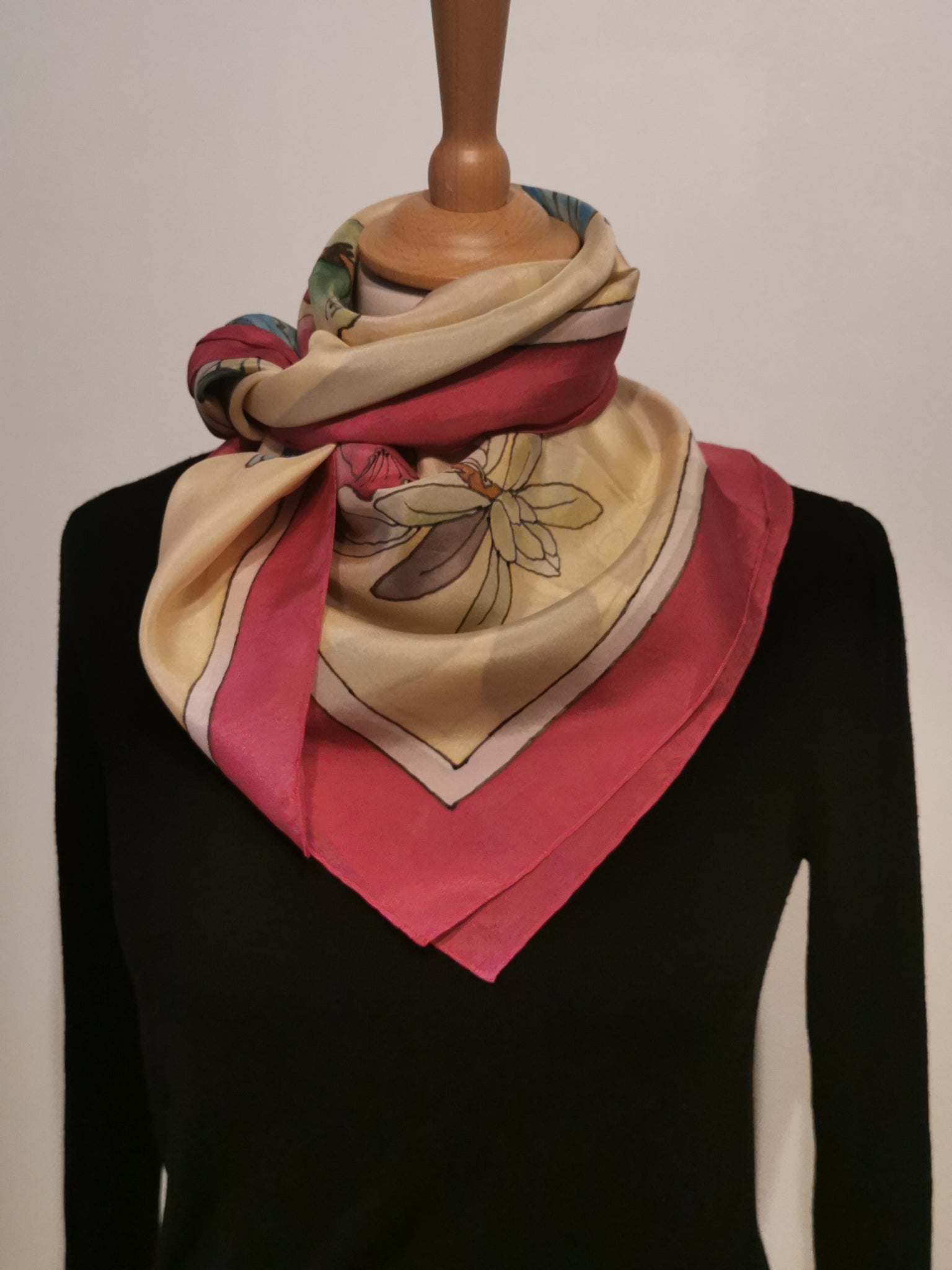 Foulard vintage jaune et rose décor perroquets et fleurs tropicales