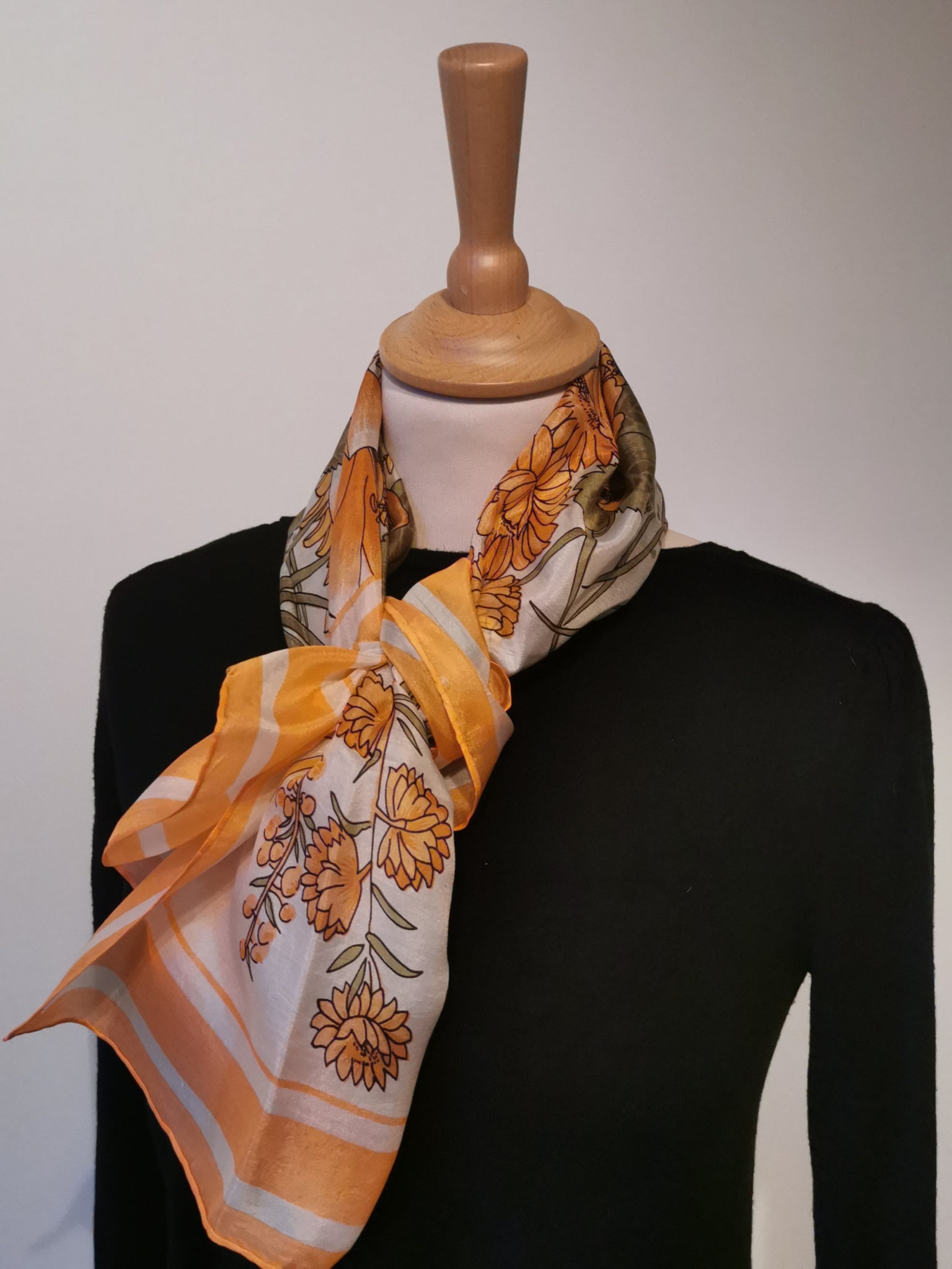 Foulard vintage orange clair à fleurs de lys et coquelicot