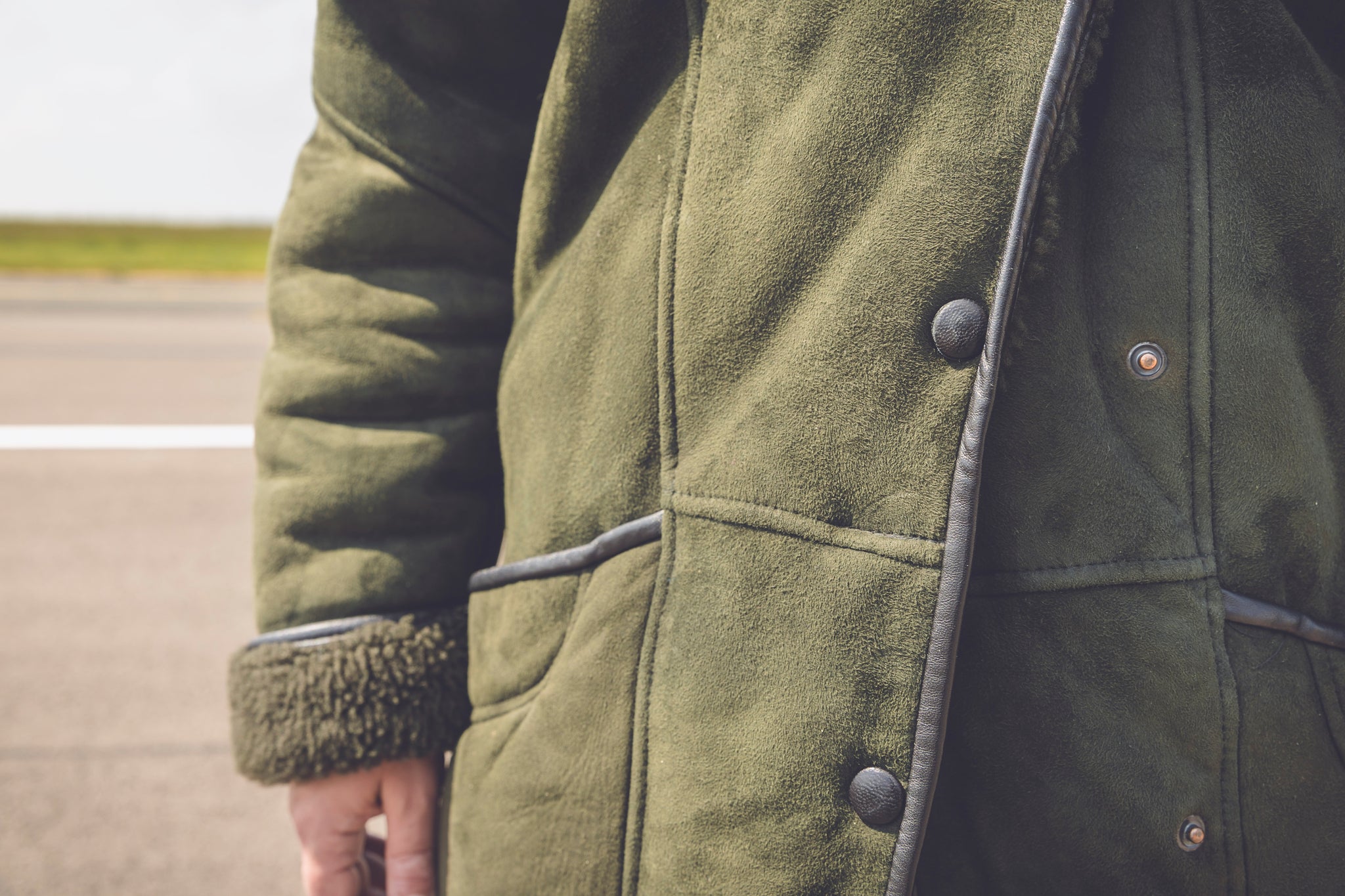 Manteau en peau lainée vert forêt et galons noirs style 80s