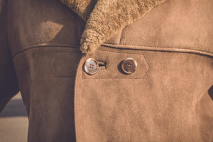 Manteau en peau lainée camel style 70s