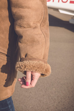 Manteau en peau lainée camel style 70s