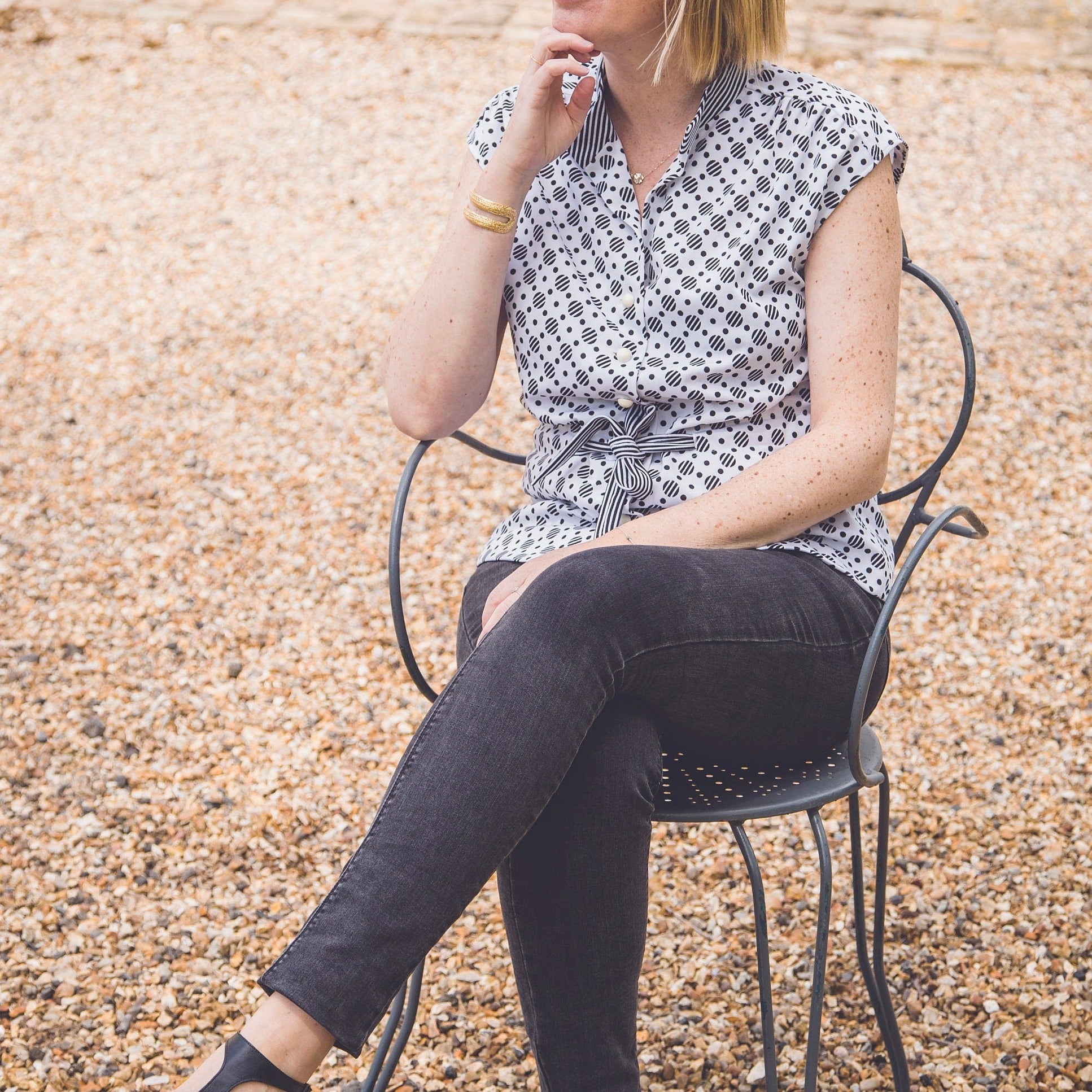Blouse blanche à pois noirs ceinturée