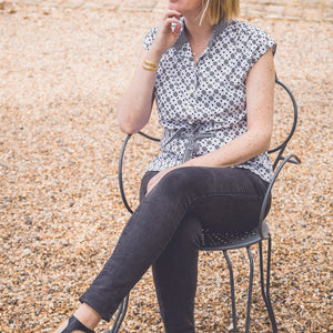 Blouse blanche à pois noirs ceinturée