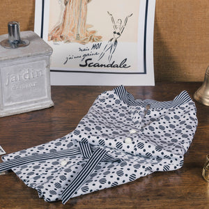 Blouse blanche à pois noirs ceinturée