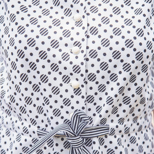 Blouse blanche à pois noirs ceinturée