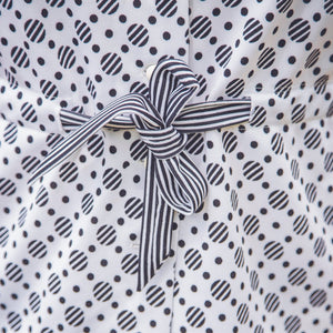 Blouse blanche à pois noirs ceinturée
