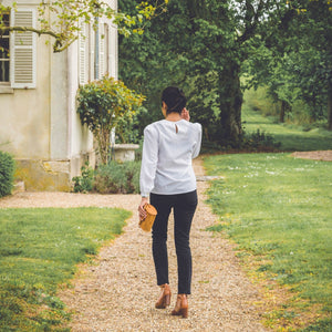 Blouse blanche à col V dentelle