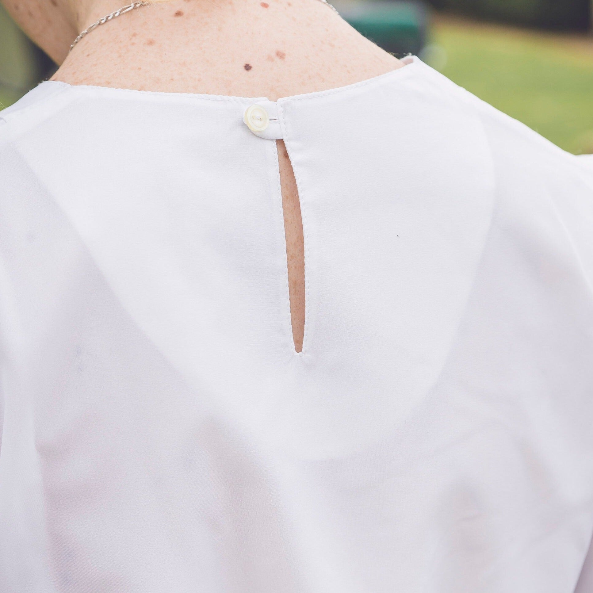 Blouse blanche à col V dentelle