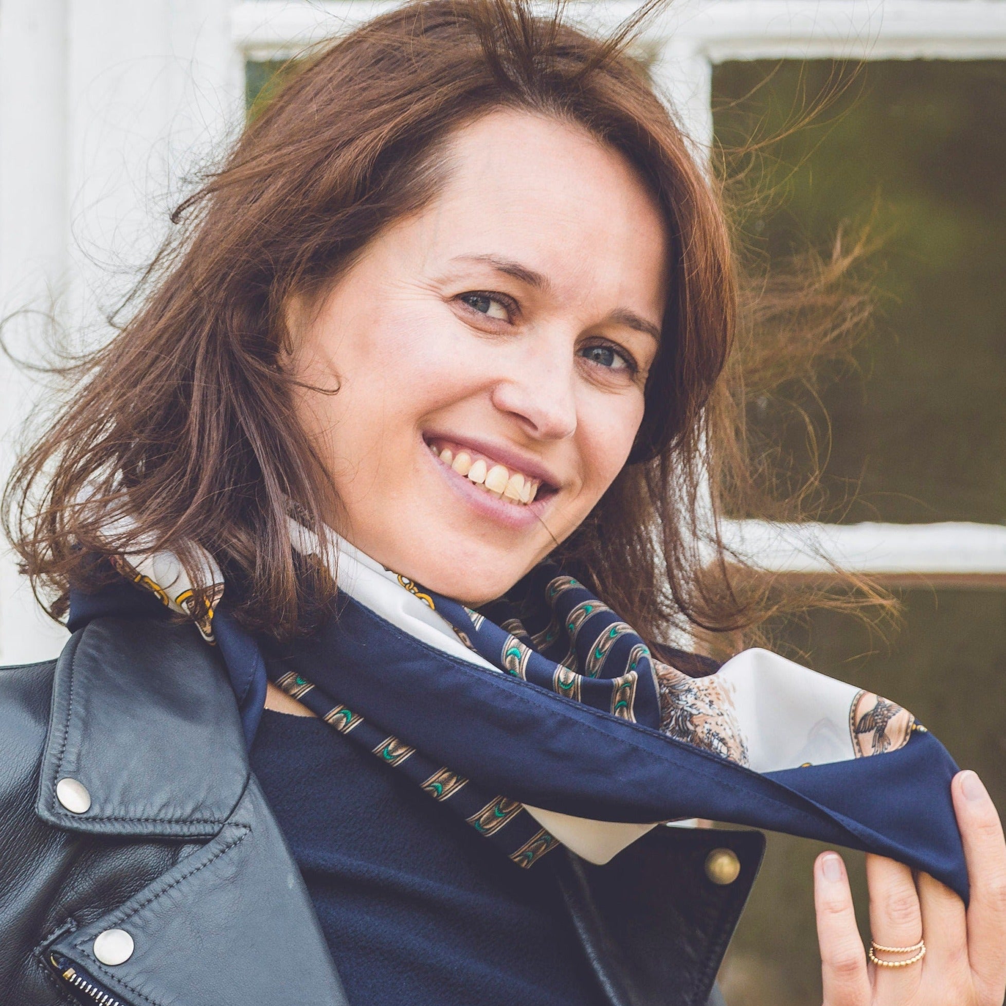 AGORA Foulard carré bleu marine, écru, vert et rouge décor oiseaux & plumes